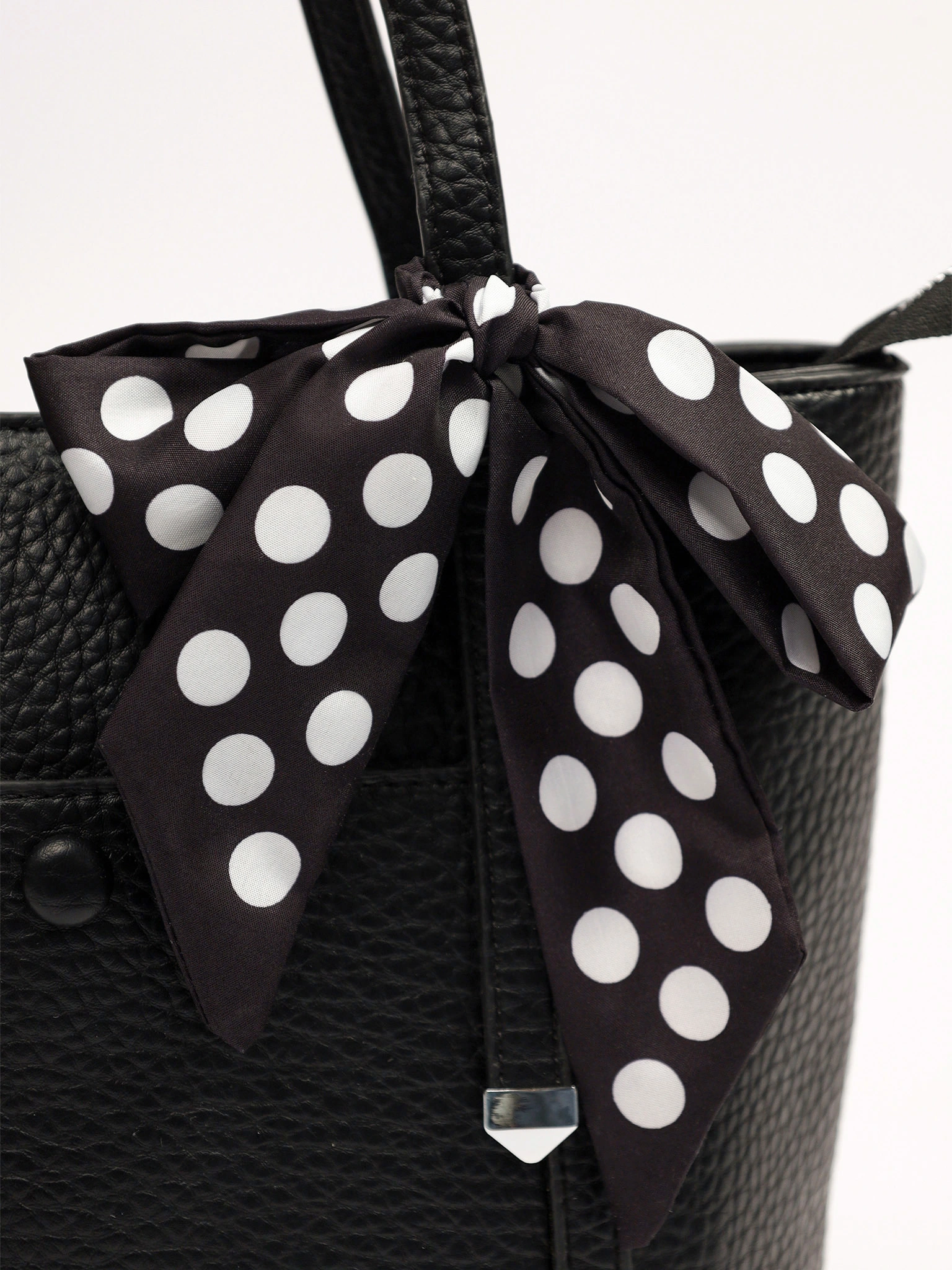 Сумка-тоут с карманом на кнопке и декоративным платком в ассортименте